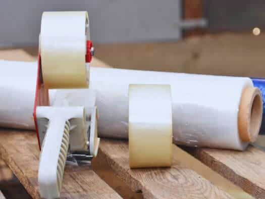 Tecnico si occupa dell'imballaggio mobili Lonigo utilizzando nastro per pacchi e scatole di cartone