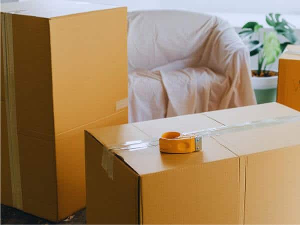 Un insieme di scatole di cartone e diversi mobili vengono predisposti per i traslochi e custodia mobili a Cagliari